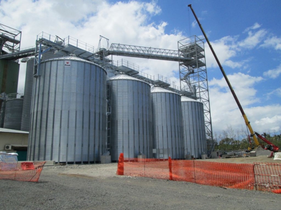 Proval, La Réunion, vue des silos et de la tour élévateur.